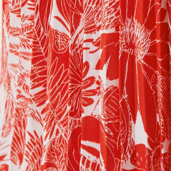 H&M Pleated Skirt in White Red Floral Print XS - Picture 3 of 3